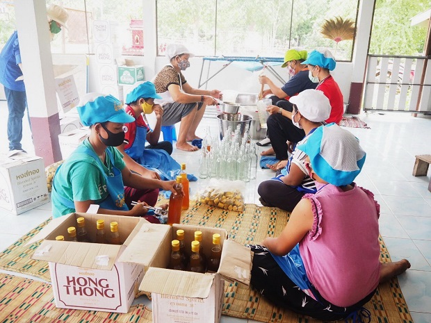 ชาวบุรีรัมย์ปรับวิธีเก็บน้ำผึ้งเดือน 5 สืบสานประเพณีตีผึ้งร้อยรังช่วงโควิด