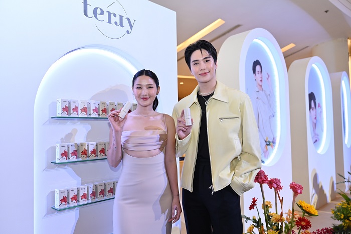 แบรนด์ Terry ควงแขน Terry Friend’s คนล่าสุด ‘อิน – สาริน’ ร่วมแกะกล่องแพ็กเกจใหม่ของ ‘เซรั่ม’ สุดพรีเมียมจาก ‘ดอกดาหลาสีชมพู’