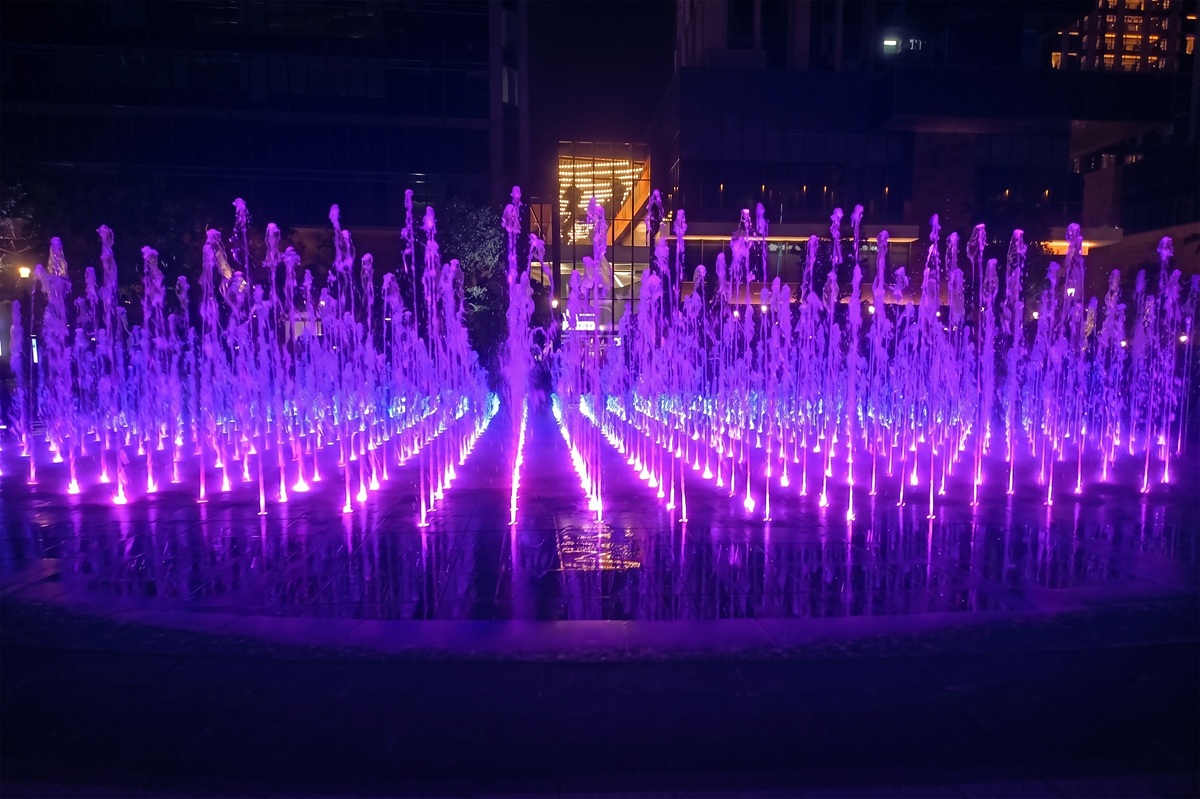 น้ำพุดนตรี (One Bangkok Park) ช่วงกลางคืน.jpg