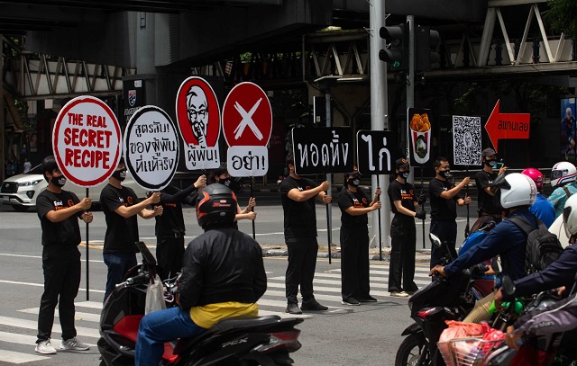 ผู้บริโภคและอาสาสมัครฮีโร่พิทักษ์สัตว์ ยื่นจดหมายเร่งกดดัน KFC แฟรนไชส์ซี 3 ยักษ์ใหญ่ยุติการทรมานไก่อย่างเร่งด่วน