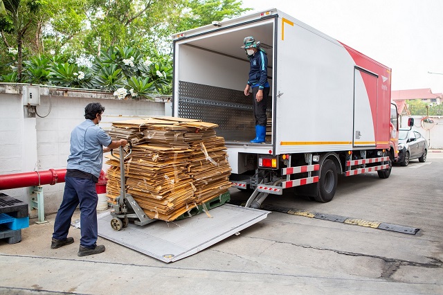 ไปรษณีย์ไทยร่วมซีพีแรมขนส่งลังกระดาษกว่า 2 ตัน เร่งผลิตเตียงสนาม แก้วิกฤตขาดแคลนเตียง