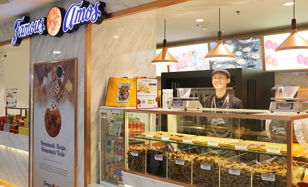 เอ็ม บี เค เซ็นเตอร์ จับมือ ดีเคเอสเอช เปิดตัวแฟล็กชิพสโตร์ Famous Amos คุกกี้แบรนด์ดังนำเข้าจากอเมริกา ส่งมอบความอร่อยอบสดใหม่จากเตาทุกวัน