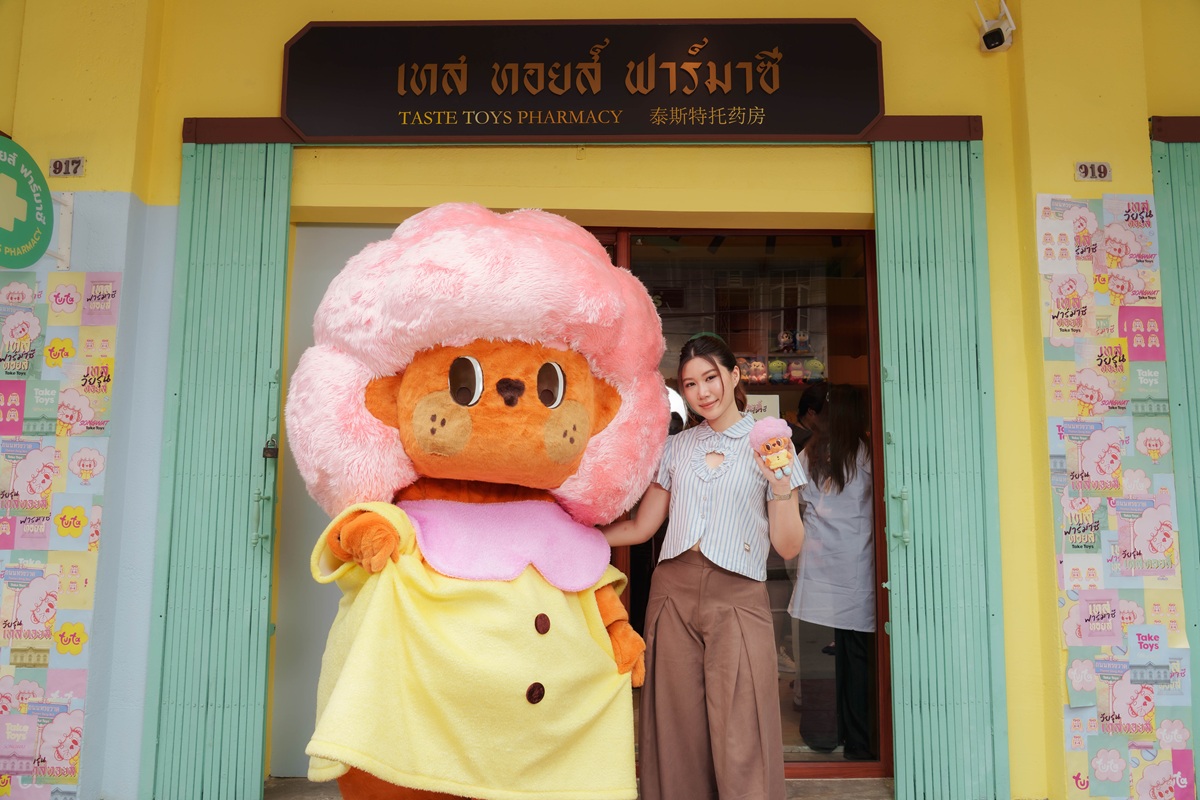 02.อักษร จันทรโรจน์วานิช และน้องตุ๊ตา หน้าร้านเทสทอยส์ ฟาร์มาซี - Copy.jpg