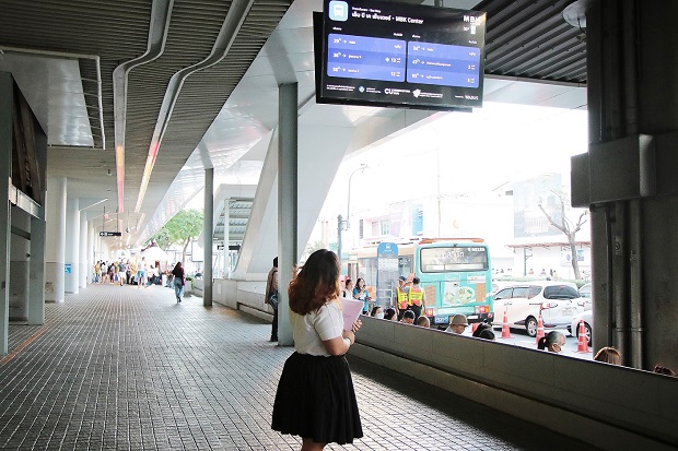 MBK ตั้ง “ป้ายแสดงสถานะรถเมล์อัจฉริยะ” ยกระดับการบริการ อำนวยความสะดวกลูกค้าไทย-เทศ