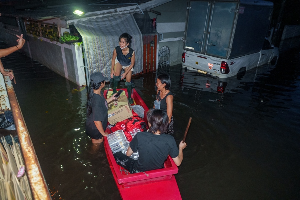 10.กลุ่มเซ็นทรัลส่งมอบถุงยังชีพให้ผู้ประส_0.jpg