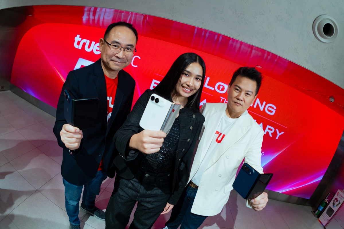281-1_True Presents iPhone Duo to Nene.JPG
