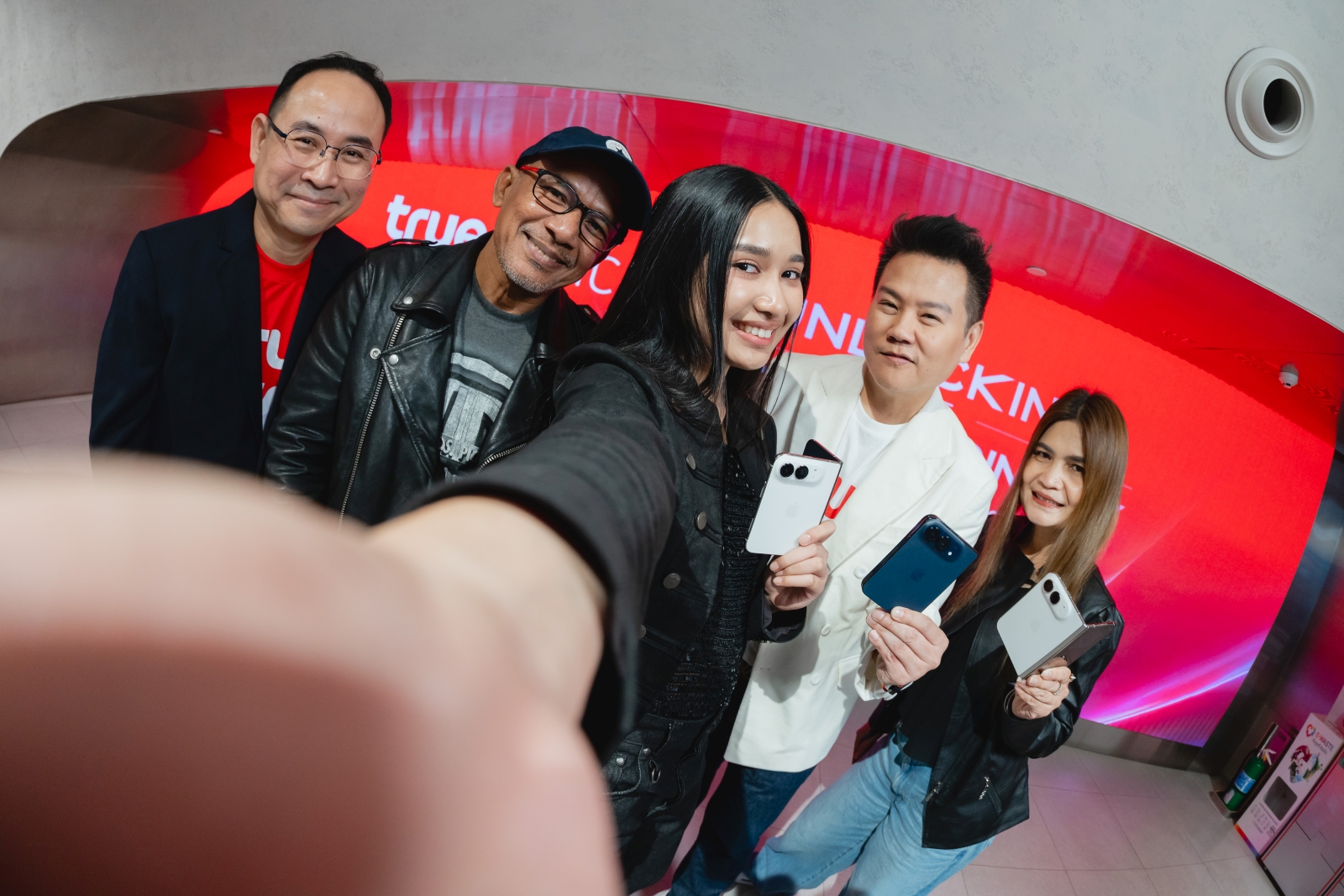 281-3_True Presents iPhone Duo to Nene.JPG