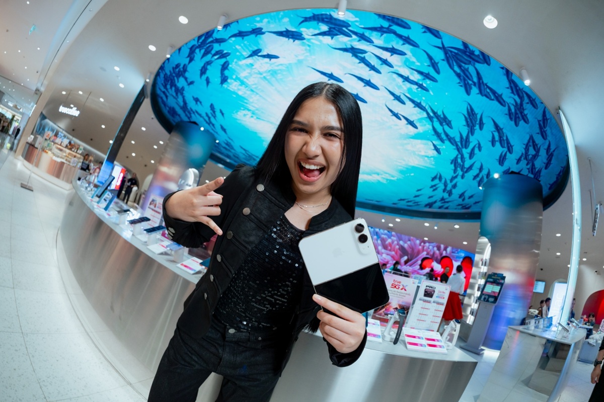 281-6_True Presents iPhone Duo to Nene.JPG