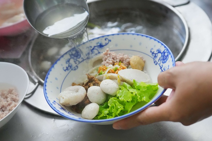 เปิดสูตรลับ “ล้งเล้งลูกชิ้นปลา” สตรีทฟู้ดระดับตำนานแห่งบรรทัดทอง ที่ยืนหยัดพร้อมเผชิญทุกการเปลี่ยนแปลง