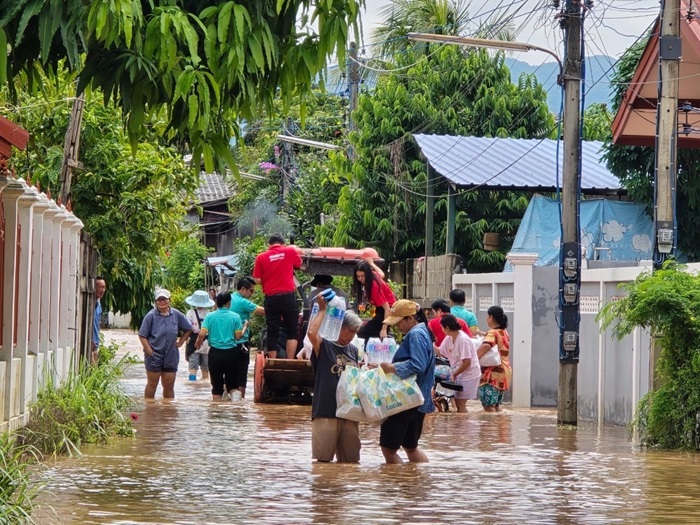 แม็คโคร-โลตัส ลงพื้นที่มอบสิ่งของจำเป็น ช่วยเหลือผู้ประสบภัยน้ำท่วม 3 จังหวัดภาคเหนือตอนบน