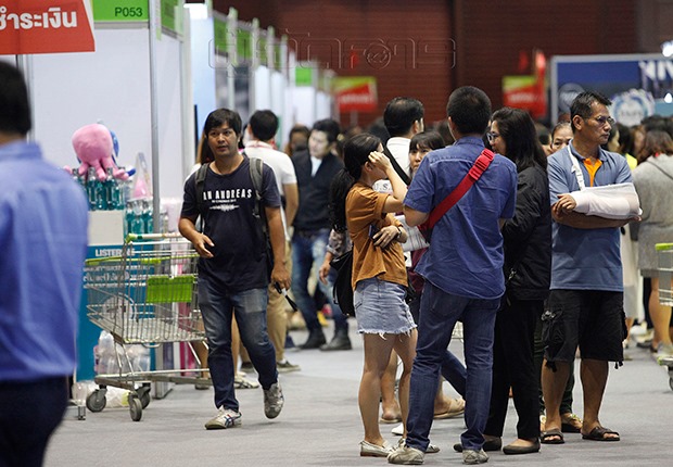 เศรษฐกิจไทยทรุดหนัก หนี้ครัวเรือนโตแซงจีดีพี
