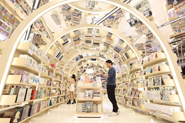 บีทูเอส พลิกโฉม สร้างแลนด์มาร์ค “BOOK CAVE” แห่งใหม่ใจกลางเมือง