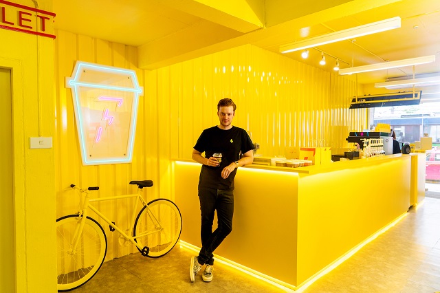 แนวคิดเบื้องหลังดีไซน์ร้านกาแฟ Flash Coffee สีเหลือง ชมพูสดใสเกินต้าน