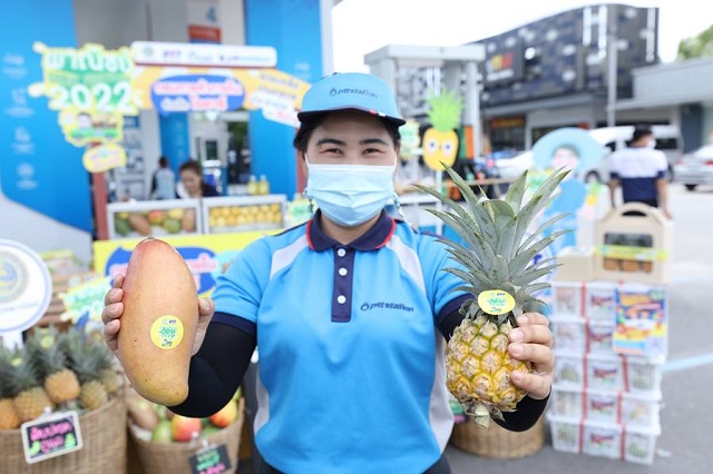 พีทีที สเตชั่น แจกฟรี! มะม่วงแฟนซี และสับปะรดภูแล รวม 300,000 กิโลกรัม