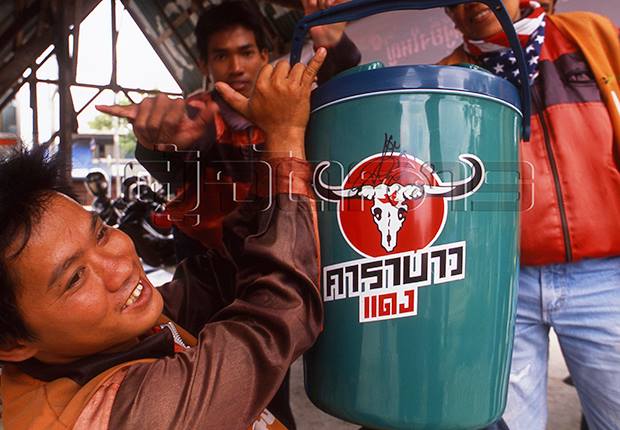 คาราบาวแดง: ดิ้นรนก่อนถูกสนตะพาย