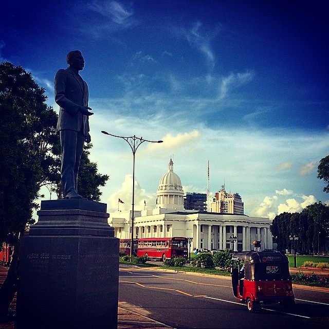 อนาคตที่เก่าแก่ และประวัติศาสตร์ที่เพิ่งสร้าง
