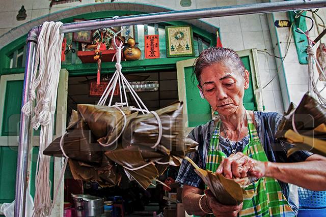 เยาวราช-ตลาดน้อย เส้นขนานบนรอยทางและรางรถไฟ