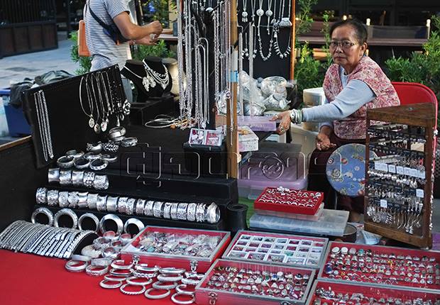 เครื่องเงินวัวลายภูมิปัญญาล้านนา เสน่ห์แห่งหัตถศิลป์เชียงใหม่