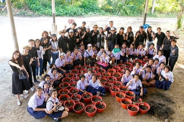 เคทีซีจัดกิจกรรม “เคทีซีส่งภาษามือชวนน้องตามรอยพระบิดาแห่งการวิจัยและพัฒนาข้าวไทย”