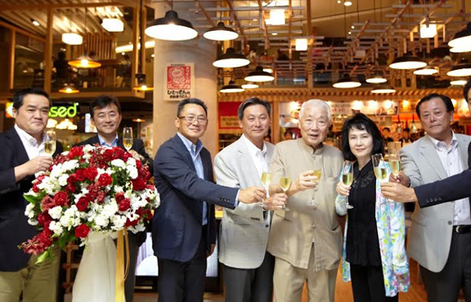 บทาโกรร่วมกับยักษ์ใหญ่ญี่ปุ่นตัดริบบิ้นเปิดร้านมิยะทะเคะ ซะนุคิ อุด้ง