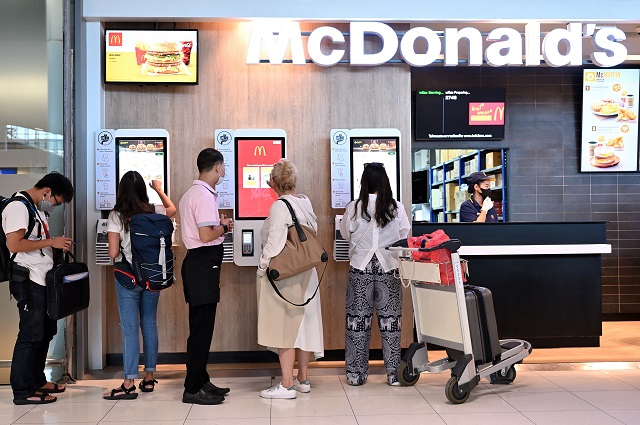 แมคโดนัลด์ พร้อมรับการเปิดประเทศ เปิดตัวสาขาใหม่ล่าสุด สาขาสนามบินสุวรรณภูมิ
