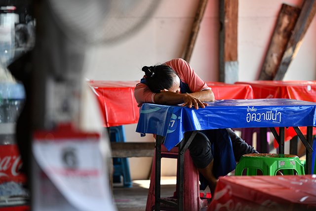 พิษ COVID-19 ระบาดไม่หยุด ฉุดความเชื่อมั่น-GDP ไทยวูบ