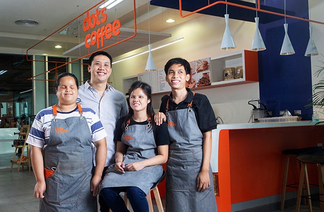 จาก Dine in the Dark สู่ Dots Coffee ทลายกรอบมุมมองต่อผู้พิการทางตา