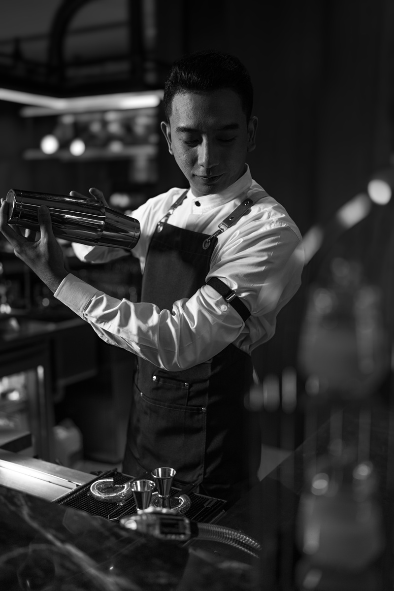 Plaza Premium First_BKK_Mixologist.jpeg