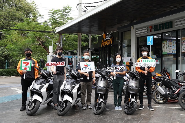 Swap & Go จับมือ 7-Eleven และ Swag EV นำร่องใช้มอเตอร์ไซค์ไฟฟ้าสลับแบตเตอรี่ ส่งสินค้าเดลิเวอรี่ กว่า 30 สาขาทั่วกรุงเทพฯ