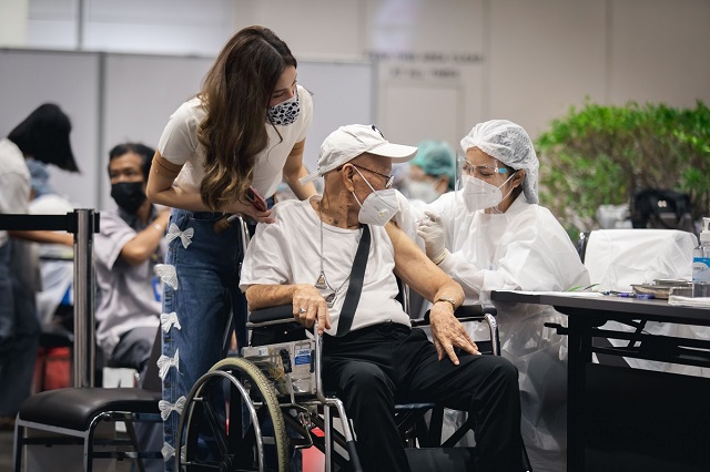 รพ.กรุงเทพ เดินหน้าฉีดวัคซีนโควิด-19 ขานรับยุทธศาสตร์สกัดเชื้อกลายพันธุ์